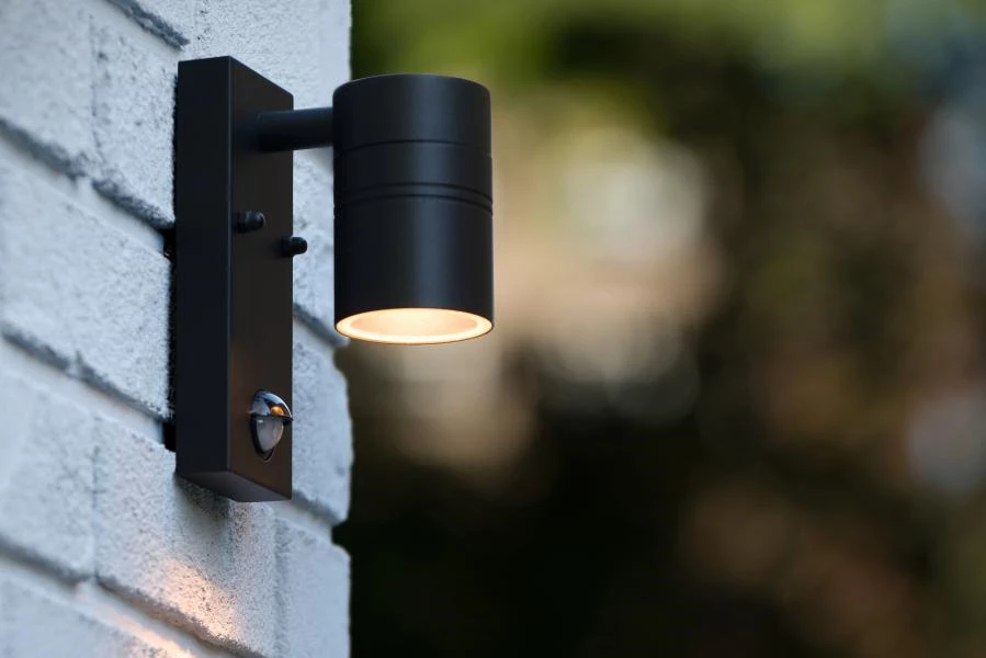 Lucide ARNE-LED IR - Wandspot / Wandlamp Binnen/Buiten - Ø 6,3 cm - LED - GU10 - 1x5W 2700K - IP44 - Beweging & dag/nacht sensor - Zwart - sfeer 2